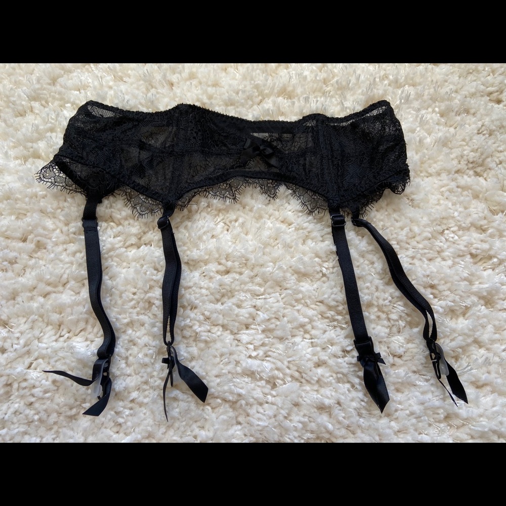 NWOT Victoria’s Secret Body Lace Garter Belt